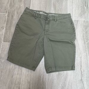 Eddie Bauer Slightly Curvy Legend Wash Stretch Shorts